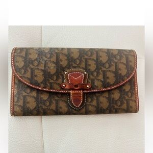 CHRISTIAN DIOR Vintage
Romantic Brown Trotter Wallet